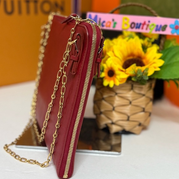 Auth CÈLINE Preowned Burgundy Leather Shoulder Bag with Gold Chain - Picture 11 of 17